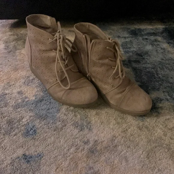 Size 4 girls dress boot. Hardly wore still in great shape! - Picture 1 of 3